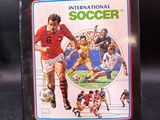 une boîte sur laquelle figure l'image d'un match de foot