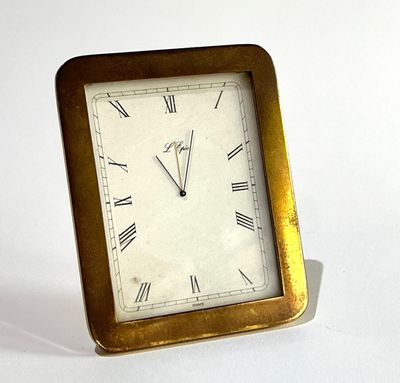 L’EPEE. Pendulette de voyage en bronze doré, le cadran blanc à chiffre