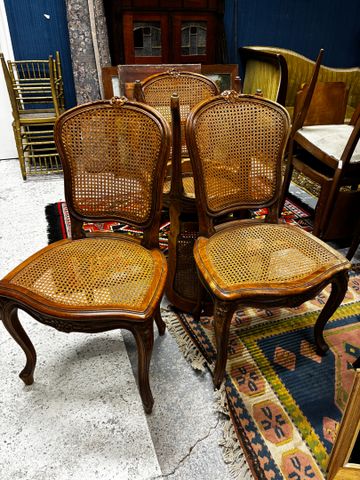 Suite de quatre chaises de style Louis XV, assises et dossiers ca...