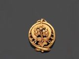une image représentant un pendentif en or orné d'un oiseau et de fleurs