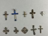 un ensemble de croix est disposé sur une surface blanche