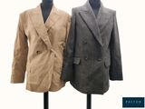 deux vestes posées sur un mannequin, sur fond blanc