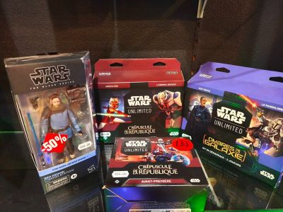 several star wars action figures are on display in a glass case