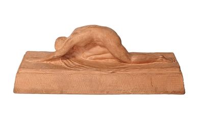 statue d'une femme nue allongée sur un livre, sur fond blanc