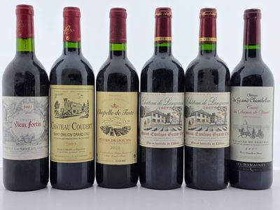 plusieurs bouteilles de vin sont alignées sur une table