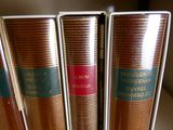 plusieurs livres sont empilés sur une table