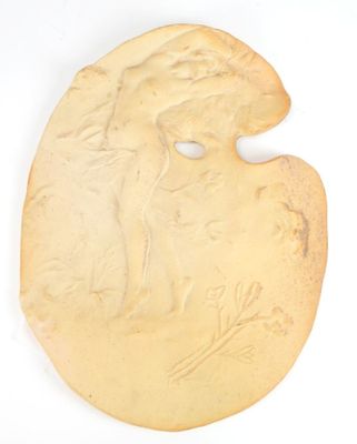 gros plan d'une pièce d'or sur une surface blanche