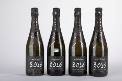 trois bouteilles de vin sont alignées sur une table