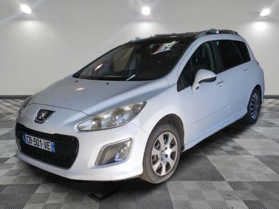 la petite voiture blanche est garée dans la pièce au sol en damier