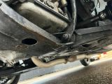 un gros plan sur le moteur et le pot d'échappement d'une moto