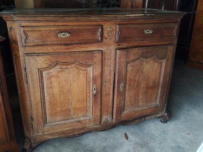 une armoire en bois surmontée d'un miroir