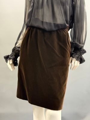 une photo d'un mannequin portant une jupe marron et un chemisier noir