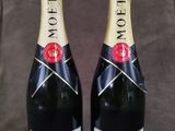 deux bouteilles de champagne Moët & Chandon sur fond gris