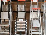 plusieurs échelles empilées dans une pièce