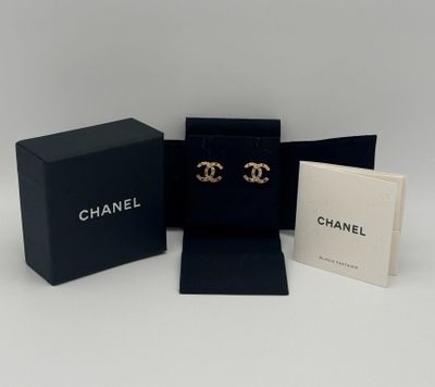 boucles d'oreilles Chanel avec leur écrin