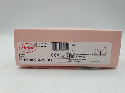 un gros plan d'une boîte rose sur laquelle est collée une étiquette