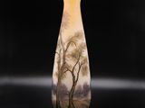 une photo d'un vase orné d'une peinture représentant des arbres