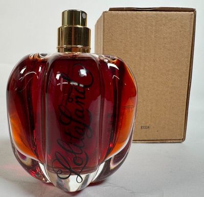 un flacon de parfum posé sur une table à côté d'une boîte