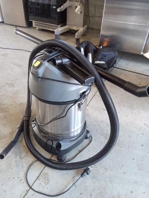 un aspirateur posé par terre à côté d'une cuisinière