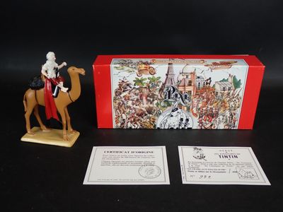une image représentant une figurine d'un homme à cheval à côté d'une boîte de cartes