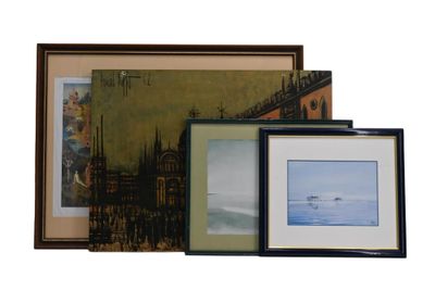 trois tableaux encadrés sur le mur d'une pièce