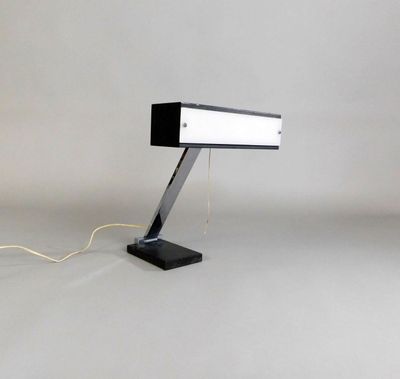 une lampe de bureau noire et blanche munie d'un cordon d'alimentation