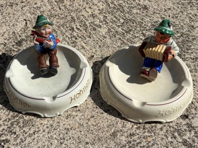 deux petites figurines représentant des personnes assises, placées dans un bol