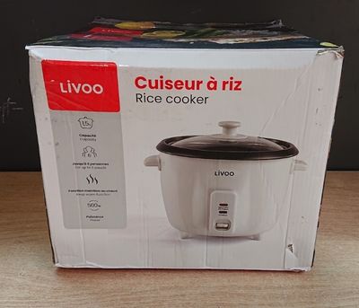 emballage d'un cuiseur à riz blanc posé sur une table en bois
