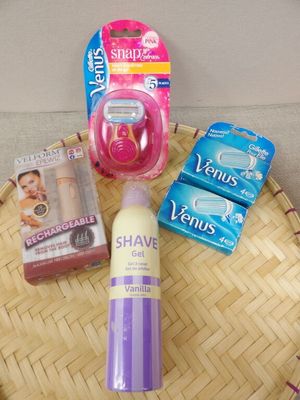 un panier contenant divers articles, notamment des brosses à dents, du dentifrice, du dentifrice et du dentifrice