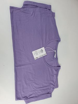 La chemise violette porte une étiquette indiquant qu'il ne s'agit pas d'une chemise.