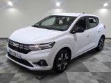 la voiture blanche est garée dans une grande pièce au sol en damier