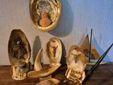 une table en bois sur laquelle sont disposés des coquillages et des figurines