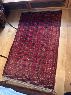 un tapis posé à même le sol, à côté d'un lit, dans une chambre