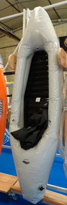 un bateau pneumatique exposé lors d'un salon