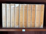 plusieurs livres rangés sur une étagère d'une bibliothèque, accompagnés d'étiquettes
