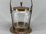un seau à glace ancien en laiton et en verre, muni d'une poignée