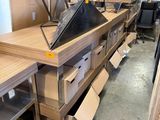 plein de cartons, les uns à côté des autres, sur les étagères du magasin