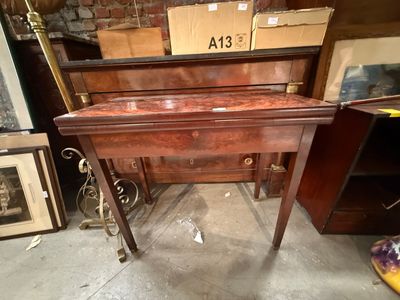 une petite table en bois surmontée d'un tiroir