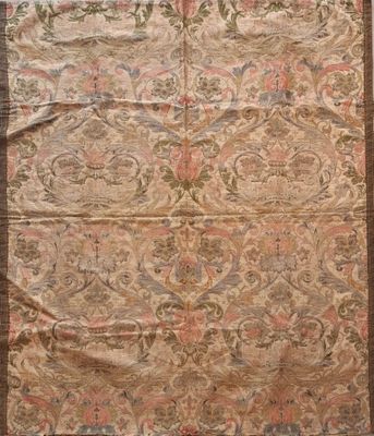 un tapis ancien orné d'un motif floral sur fond marron