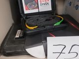 un ordinateur portable posé sur une boîte dans un placard