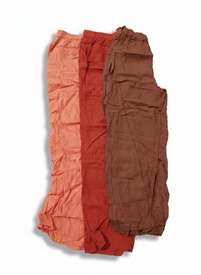 trois vêtements de couleur marron, rouge et orange sur fond blanc