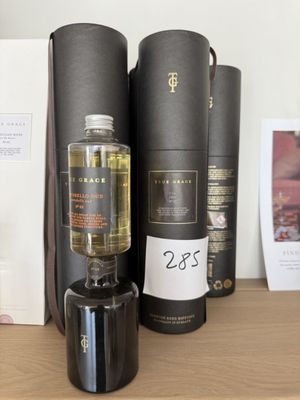 une bouteille d'alcool posée sur une table à côté de quelques livres