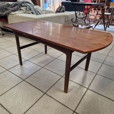 a table that is sitting on the floor in the room