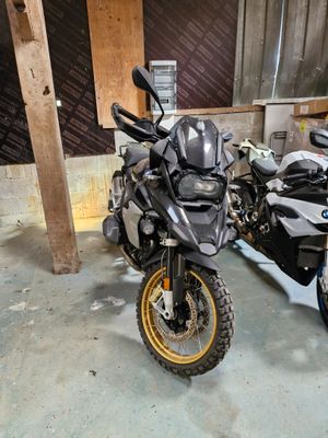 deux motos garées l'une à côté de l'autre dans un garage