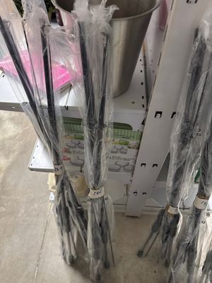 beaucoup de bâtonnets emballés dans du plastique