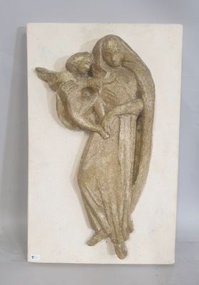sculpture représentant un ange tenant un bébé dans ses bras