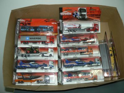 beaucoup de petits camions jouets rangés dans une boîte