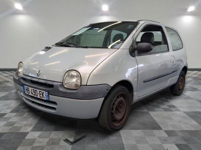 la photo d'une petite voiture blanche garée dans un garage