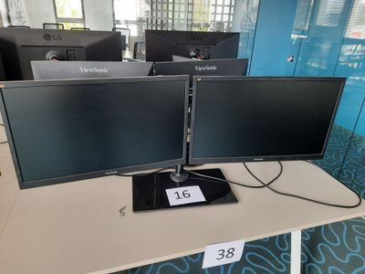 deux écrans d'ordinateur posés l'un à côté de l'autre sur une table