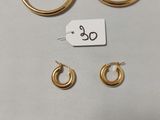 deux paires de boucles d'oreilles créoles en or et une petite boucle d'oreille créole en or